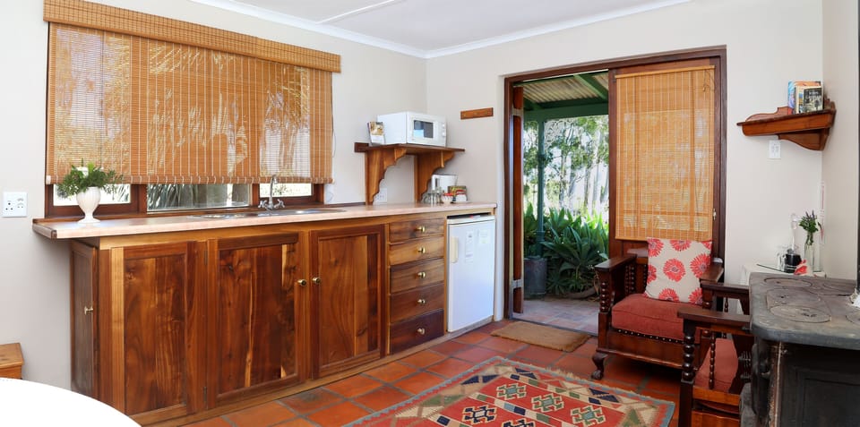 Luxury Cottage, 1 Bedroom, Mountain View (Small cottage: Guineau Fowl) | Private kitchenette | Coffee/tea maker, electric kettle, cookware/dishes/utensils