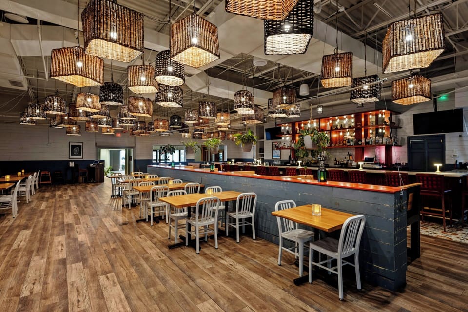 Breakfast, lunch, dinner served; American cuisine, alfresco dining 