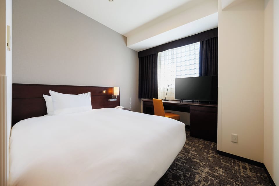 Desk, blackout drapes, WiFi, bed sheets