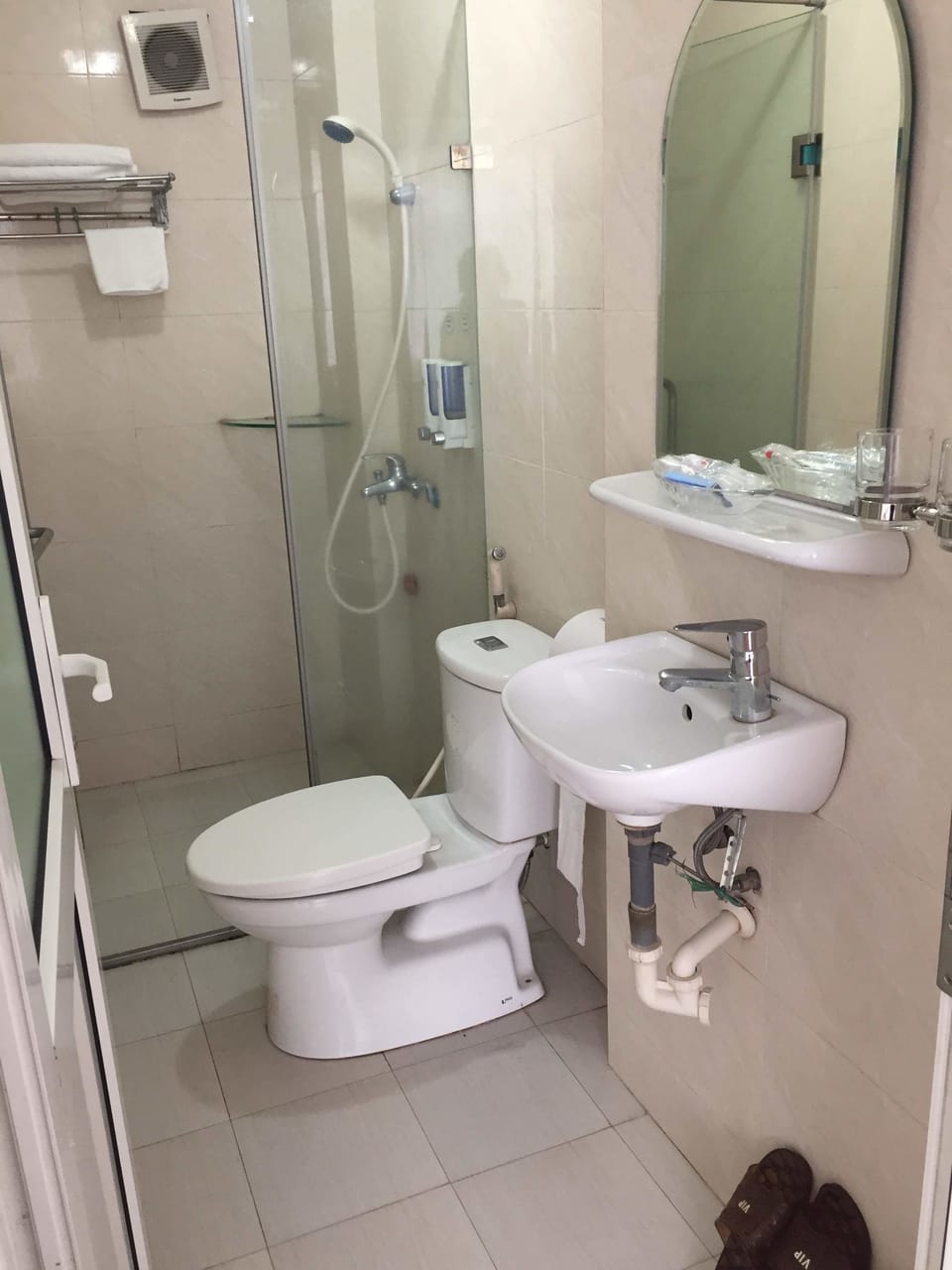 Combined shower/tub, free toiletries, slippers, towels