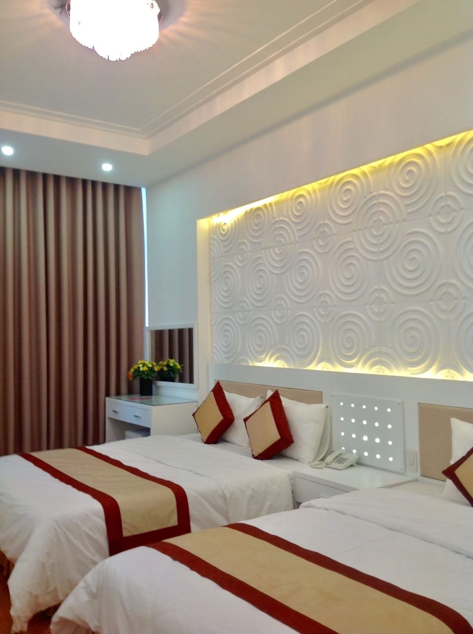 Family Room | Minibar, desk, free WiFi