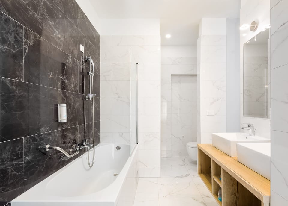 Melion Junior Suite | Bathroom | Free toiletries, hair dryer, towels