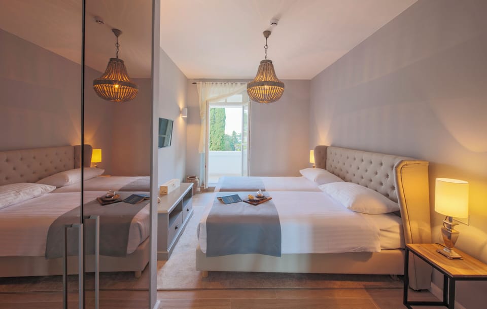 Melion luxury suite with balcony | Hypo-allergenic bedding, minibar, iron/ironing board, free WiFi
