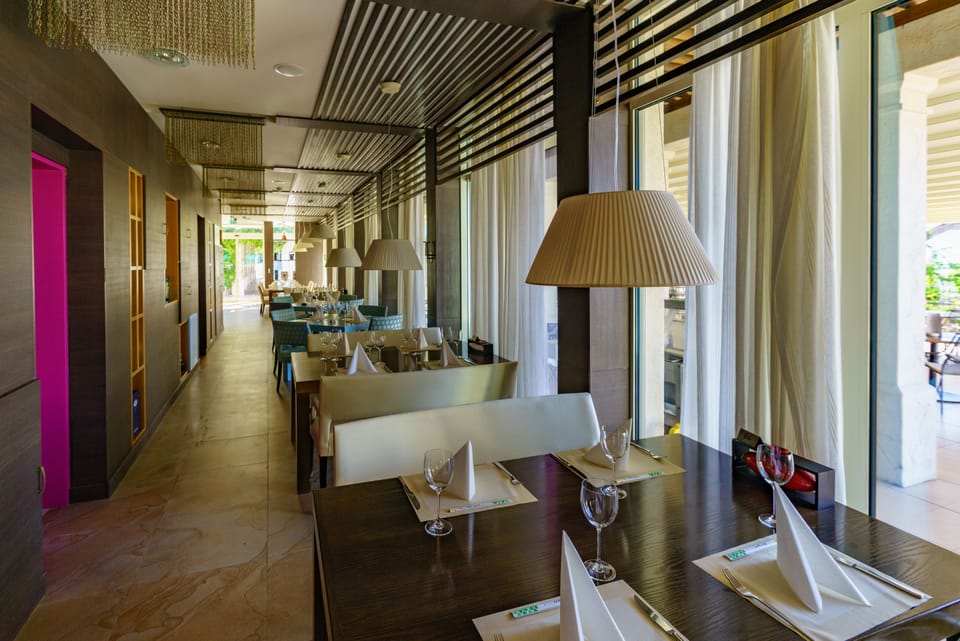 3 restaurants, breakfast, lunch, dinner served; sushi