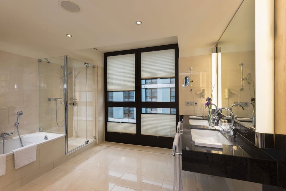 Master Suite | Bathroom | Combined shower/tub, free toiletries, hair dryer, towels