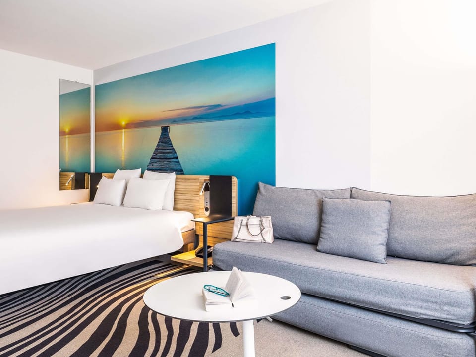 Executive Room, 1 Double Bed | In-room safe, blackout drapes, soundproofing, iron/ironing board