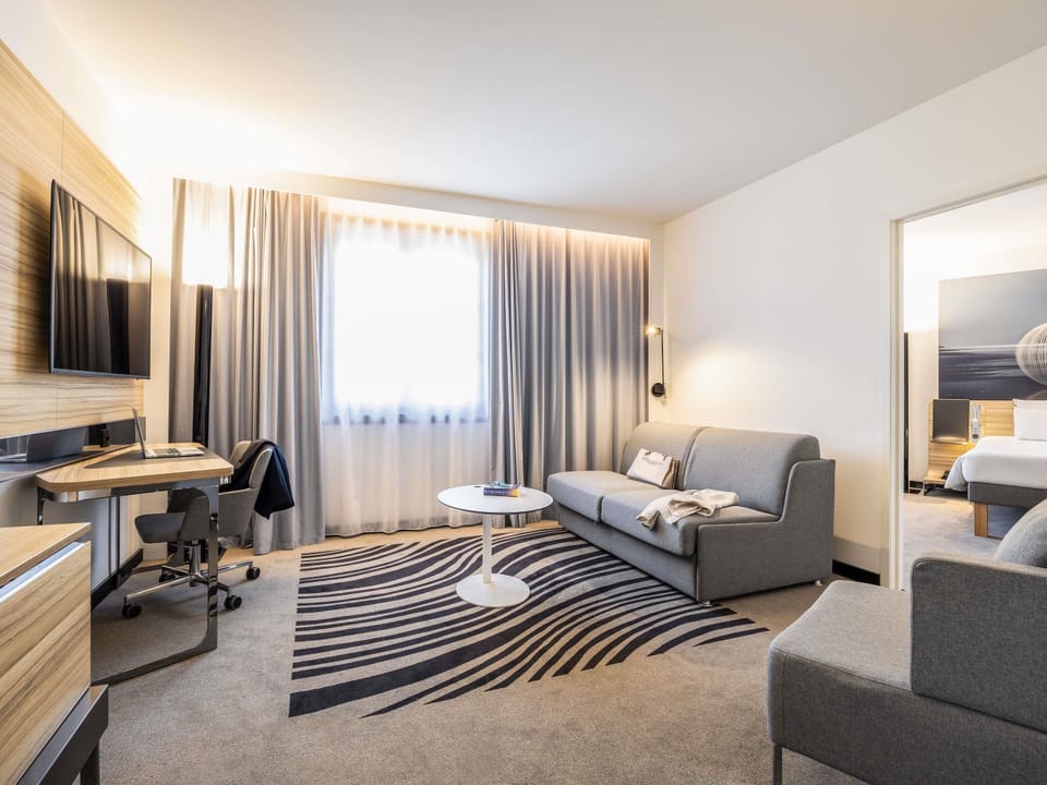 Executive Suite, 1 King Bed | In-room safe, blackout drapes, soundproofing, iron/ironing board