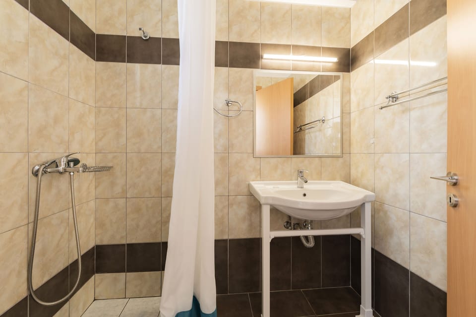 Shower, towels
