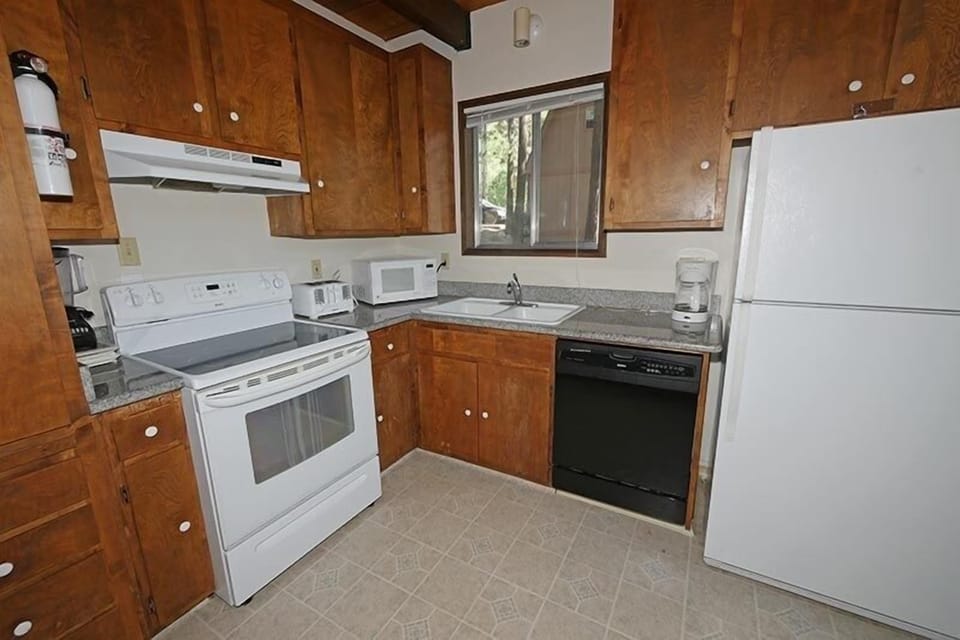 House, 3 Bedrooms | Private kitchen | Full-size fridge, microwave, oven, stovetop