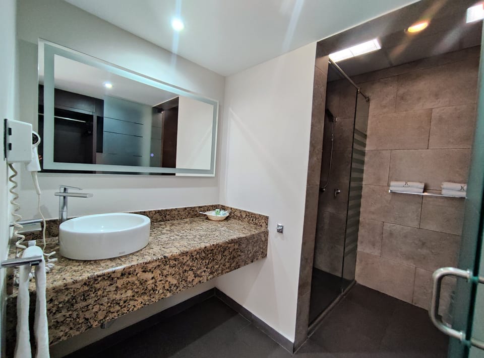 Junior Suite | Bathroom | Shower, towels