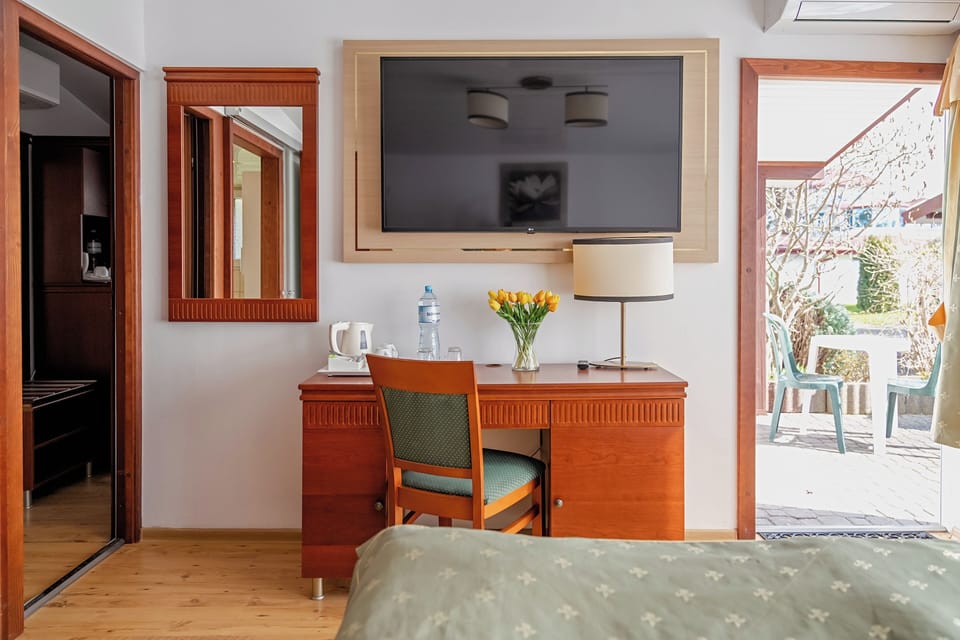 In-room safe, desk, laptop workspace, cribs/infant beds