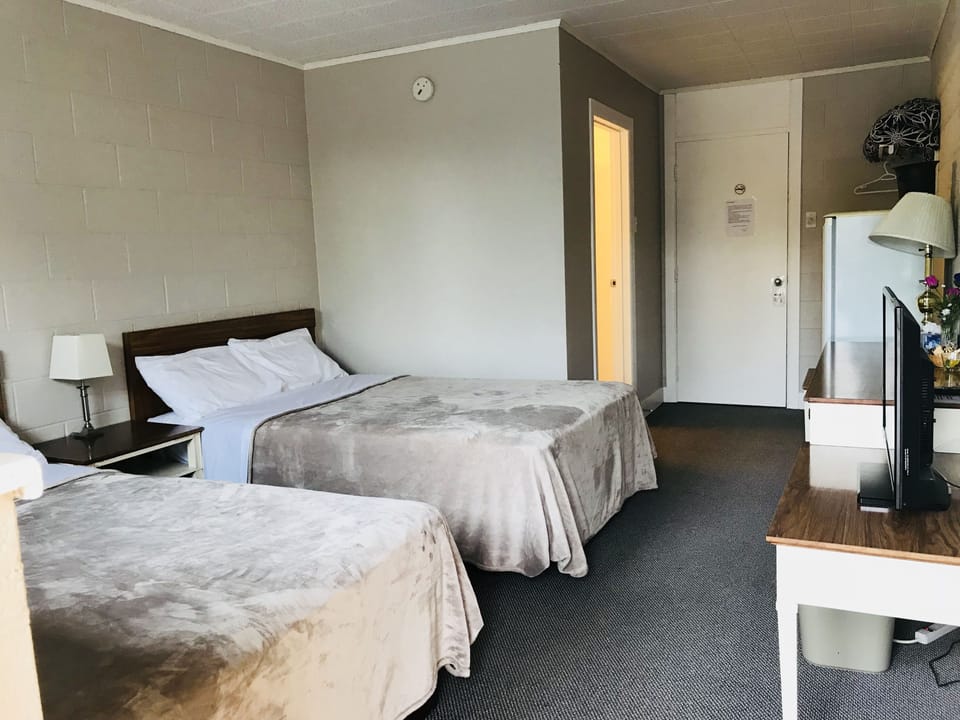 Standard Double or Twin Room, 2 Double Beds | Desk, WiFi (free), bed sheets