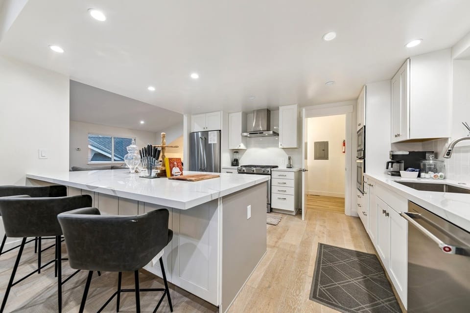 House, 3 Bedrooms | Private kitchen | Microwave, oven, coffee/tea maker