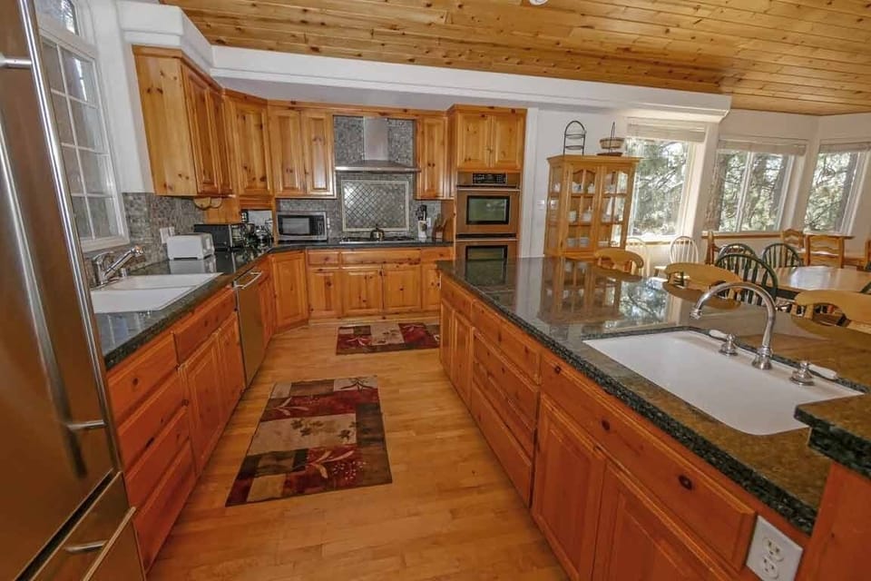 House, 6 Bedrooms | Private kitchen | Coffee/tea maker, full-size fridge, microwave, oven