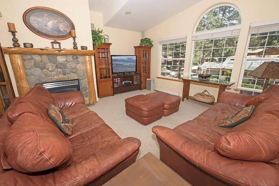House, 3 Bedrooms | Living room | TV, DVD player