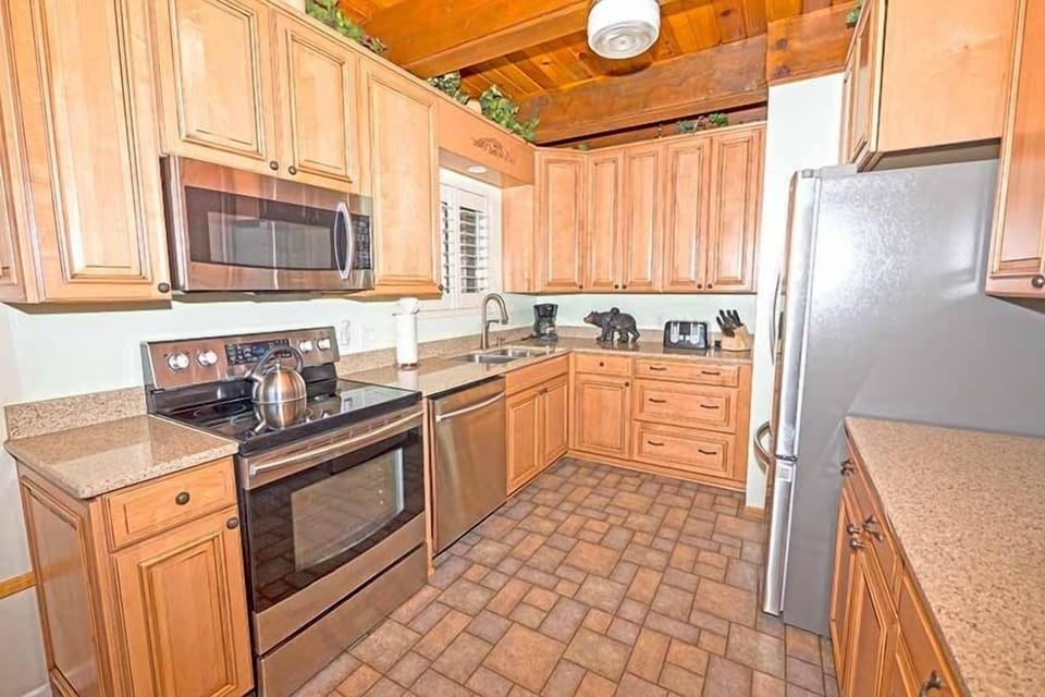 Cabin, 3 Bedrooms | Private kitchen | Full-size fridge, microwave, oven, stovetop