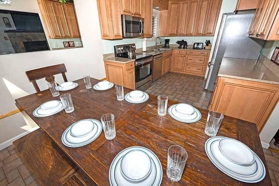 Cabin, 3 Bedrooms | Dining
