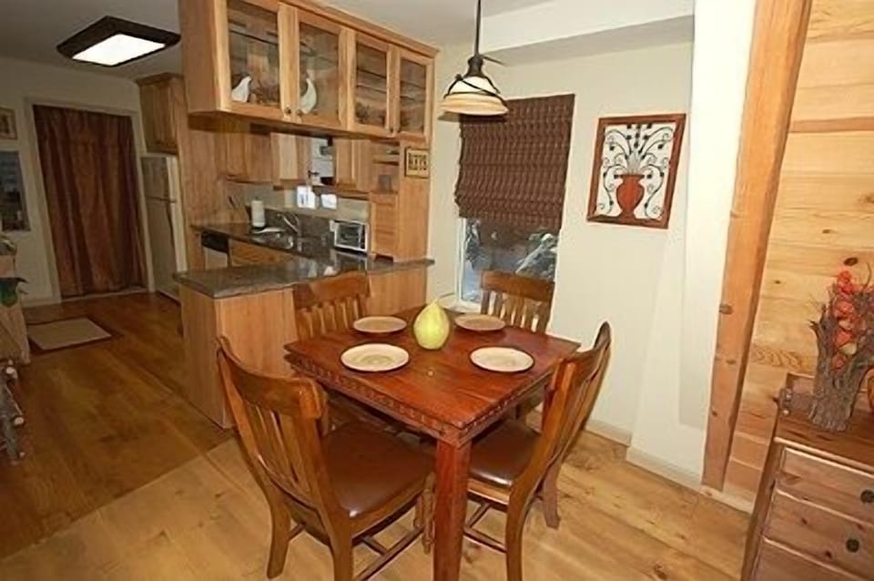 Cabin, 3 Bedrooms | Dining