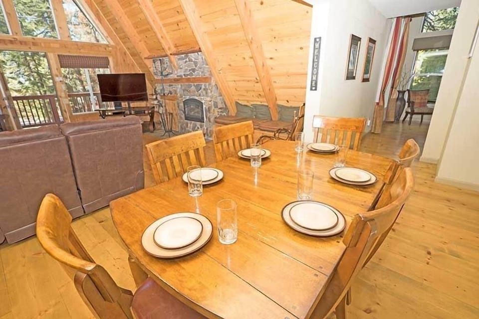 Cabin, 3 Bedrooms | Dining