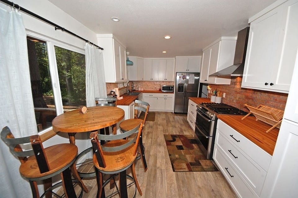 House, 4 Bedrooms | Private kitchen | Full-size fridge, microwave, oven, stovetop