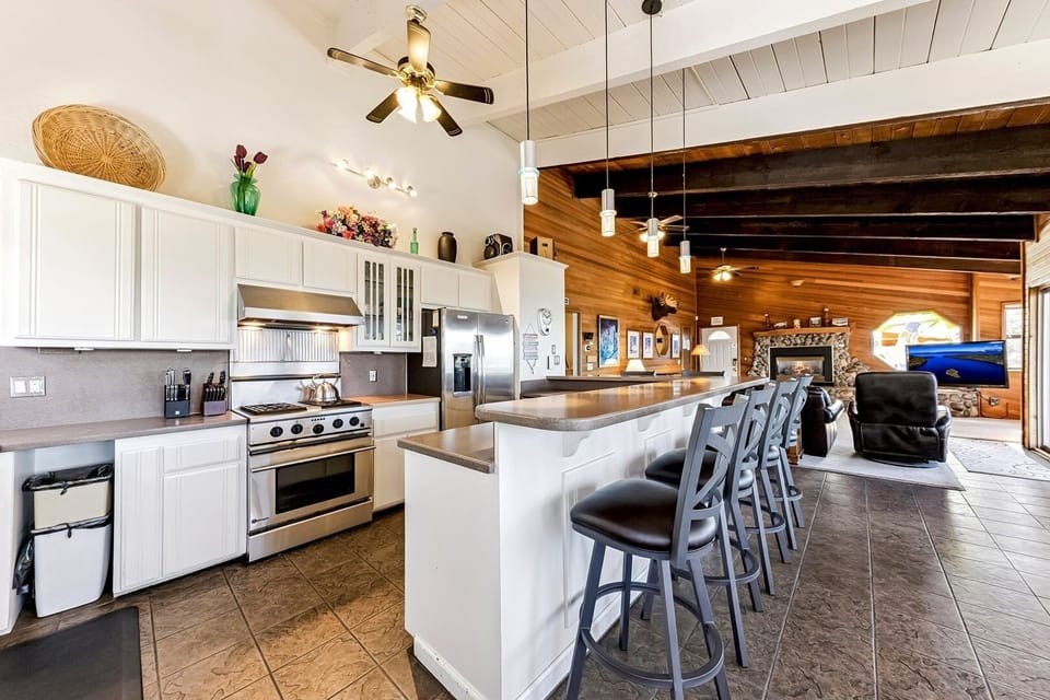House, 5 Bedrooms | Private kitchen | Coffee/tea maker, full-size fridge, microwave, oven