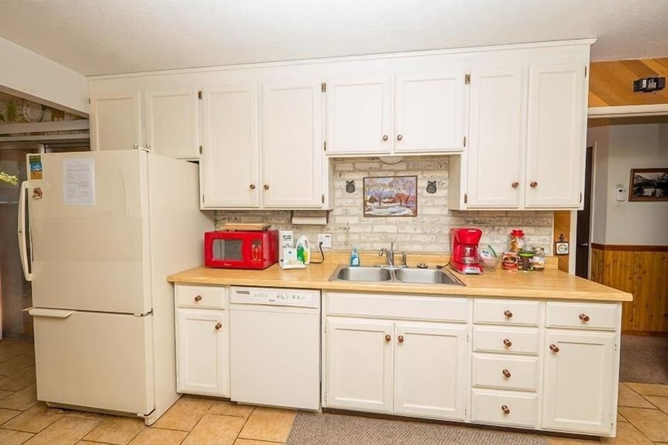 House, 3 Bedrooms | Private kitchen | Full-size fridge, microwave, oven, stovetop