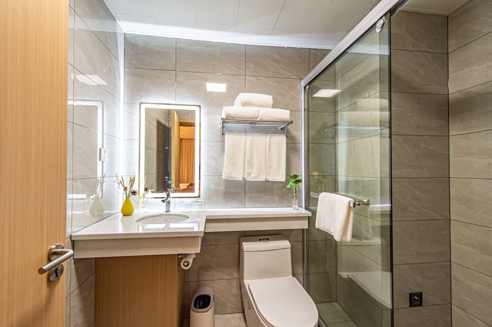 Family Room | Bathroom | Shower, free toiletries, hair dryer, slippers