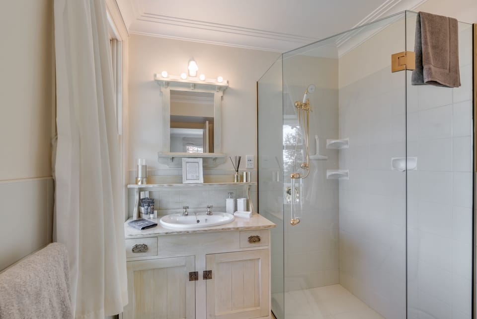 Panoramic Suite, 1 King Bed, Ensuite (Suite 2) | Bathroom shower