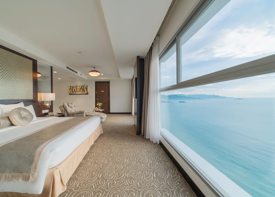 Junior Suite - King | Premium bedding, minibar, in-room safe, desk