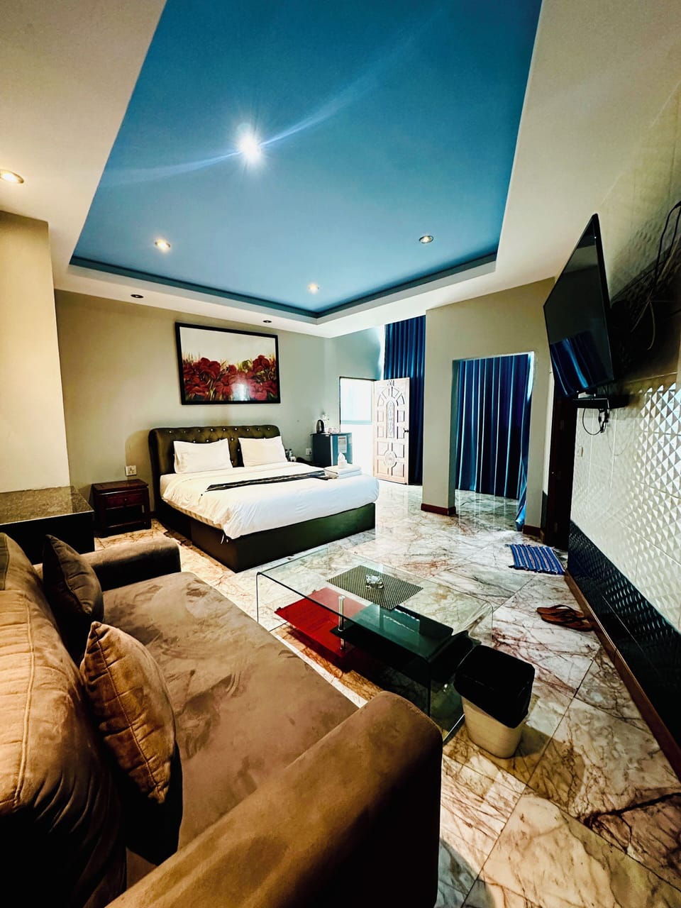 VIP Room | Minibar, in-room safe, desk, soundproofing