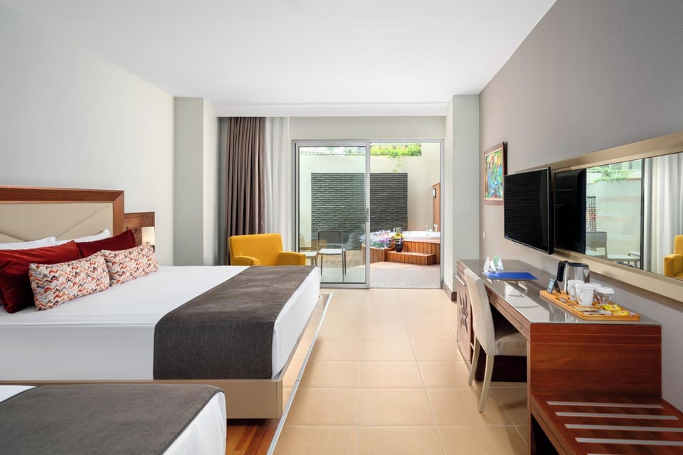 Standard Room, Hot Tub | Premium bedding, minibar, in-room safe, desk