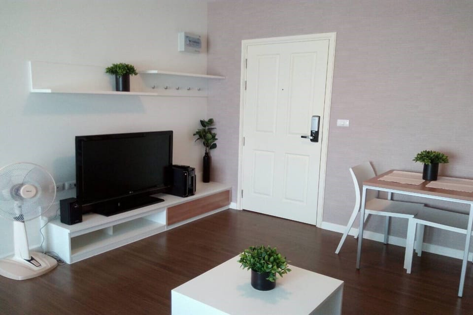 Studio | Living area | Flat-screen TV