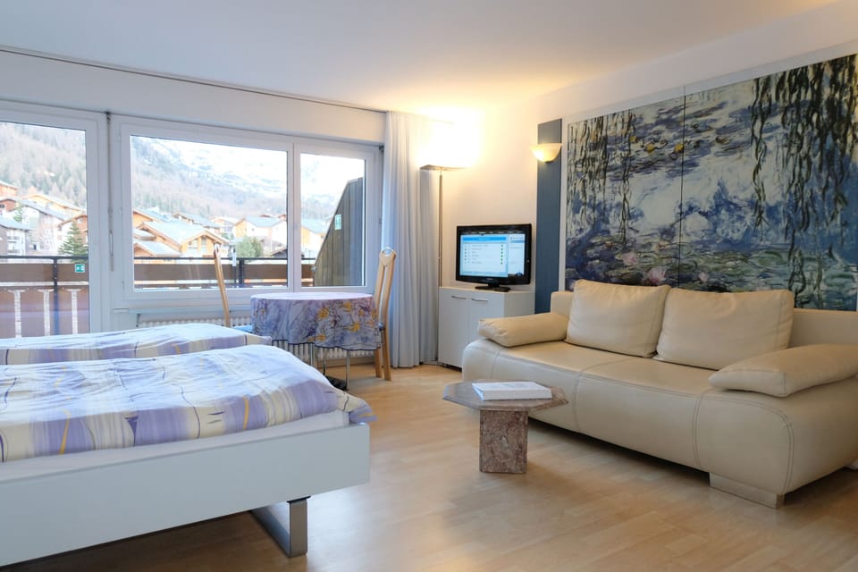 Classic Studio, Balcony (2 beds) | Hypo-allergenic bedding, pillowtop beds, in-room safe