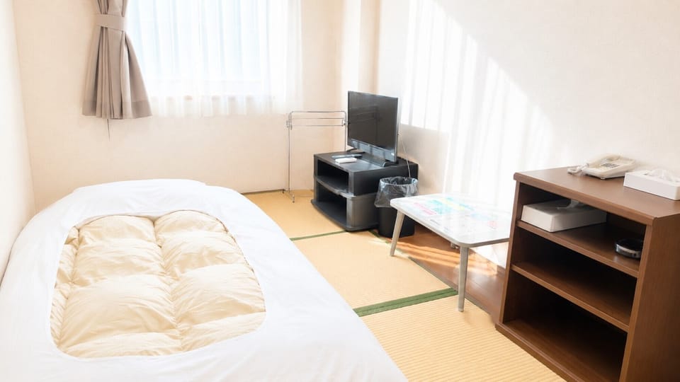 Room (X) | Desk, WiFi (free), bed sheets
