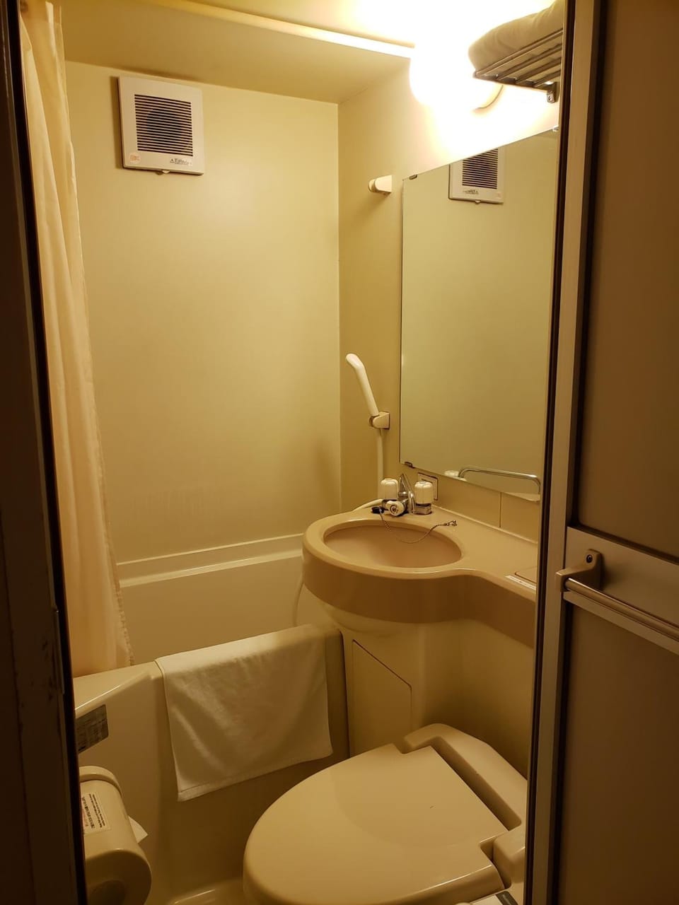 Combined shower/tub, deep soaking tub, free toiletries, hair dryer