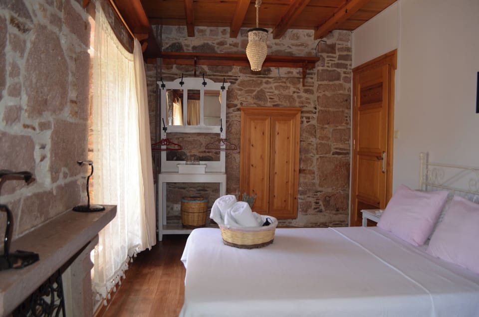 Queen Room | Premium bedding, desk, soundproofing, iron/ironing board