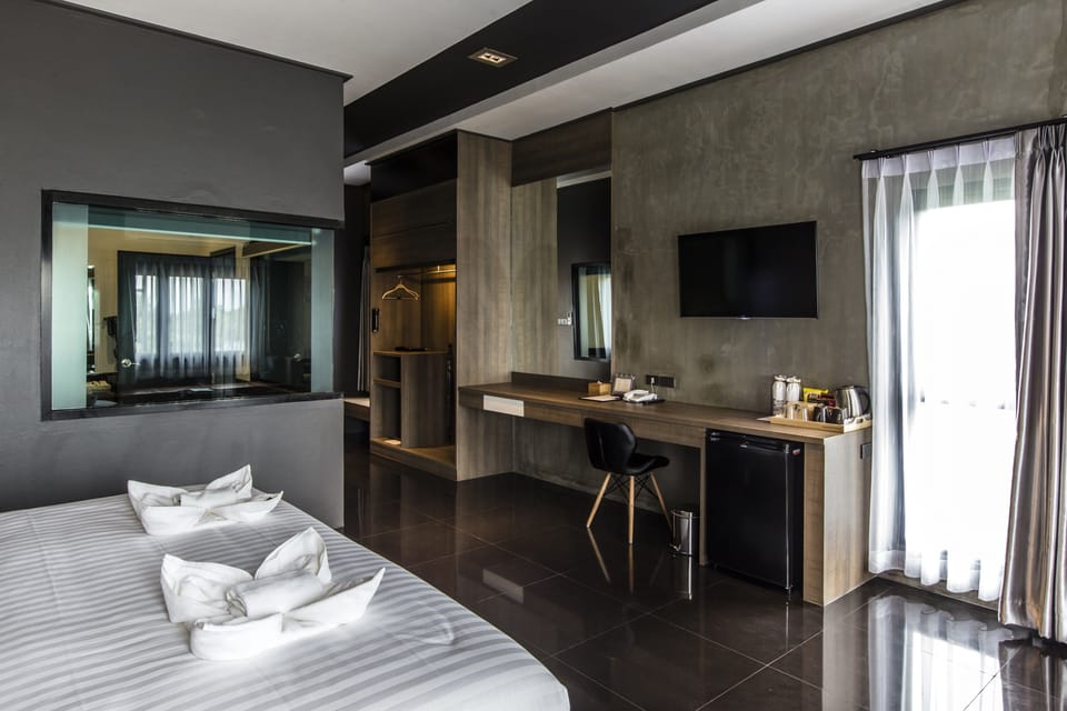 Epic Suite | Minibar, in-room safe, desk, blackout drapes