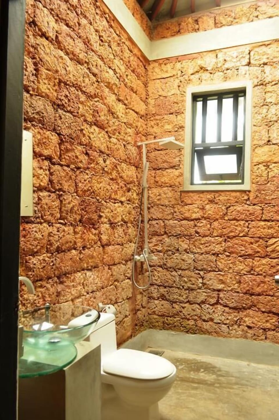 Shower, free toiletries, towels