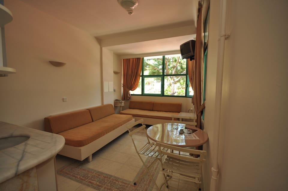 In-room safe, desk, laptop workspace, cribs (free)