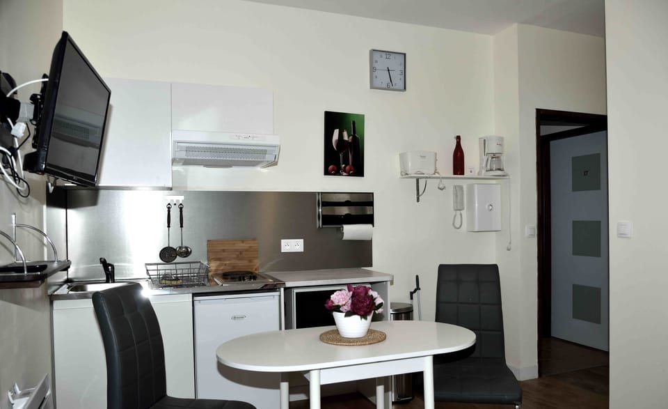 18 Studio lits twin | Private kitchenette | Full-size fridge, microwave, espresso maker, coffee/tea maker