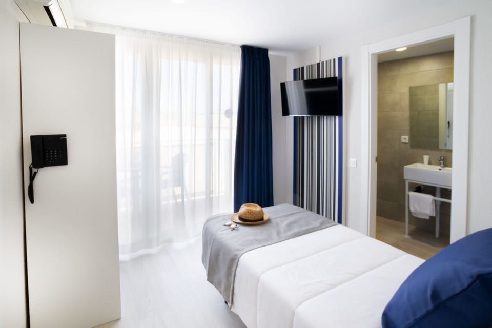 Single Room | In-room safe, free WiFi, bed sheets