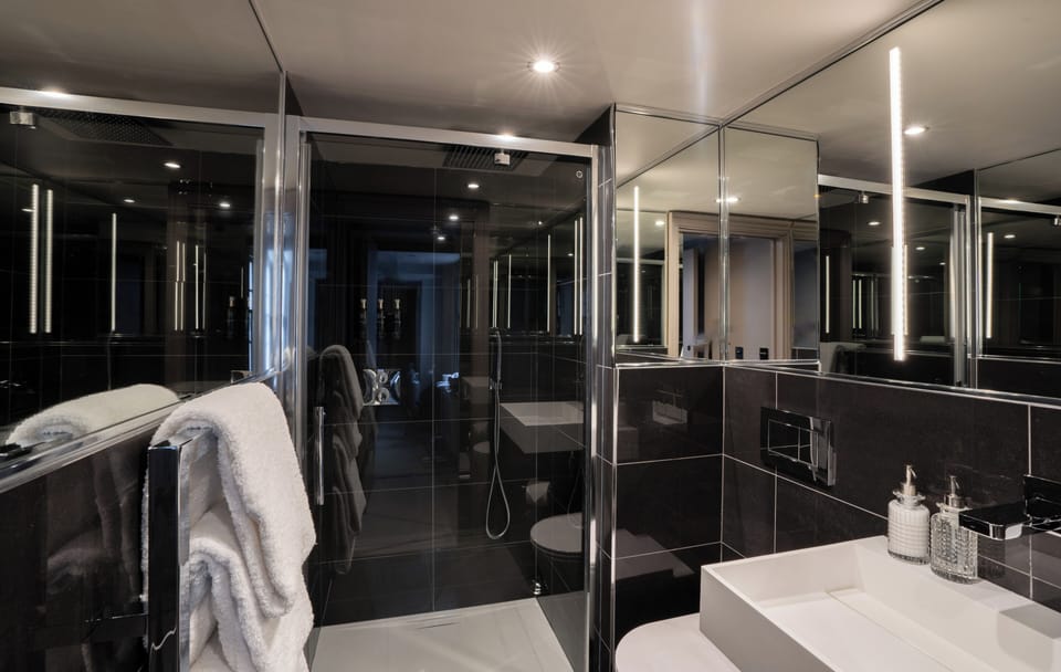 Hemsley Snug, Bubble Snug. | Bathroom | Designer toiletries, hair dryer, slippers, towels