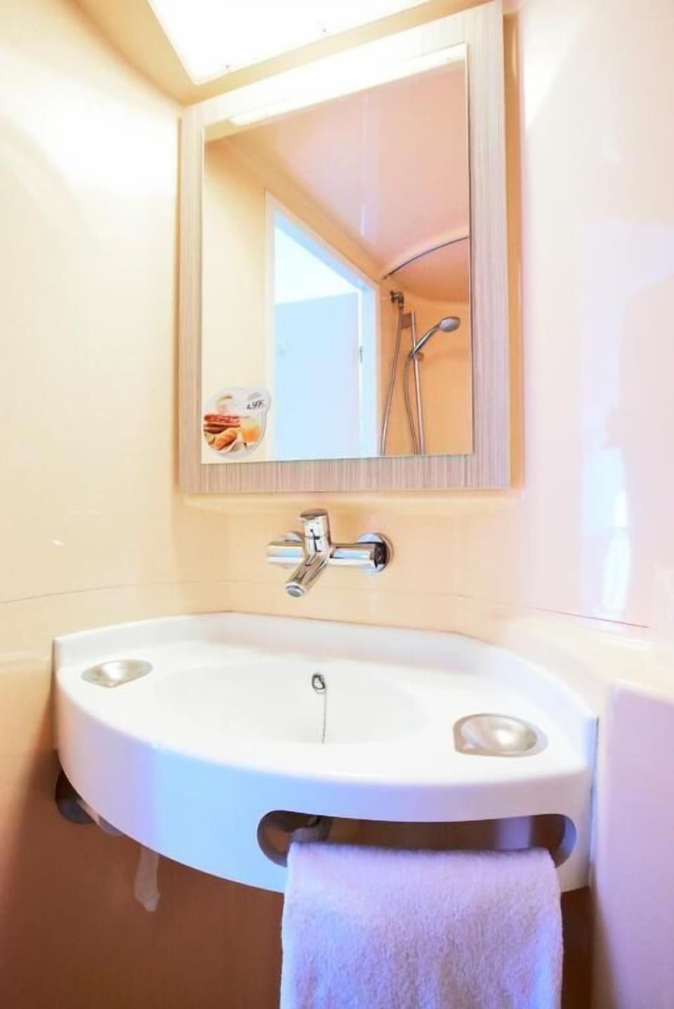 Shower, eco-friendly toiletries, towels
