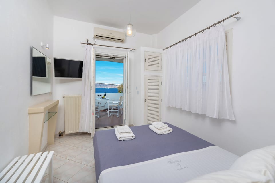 Superior Room, Balcony (Caldera View) | 1 bedroom, individually decorated, individually furnished, desk