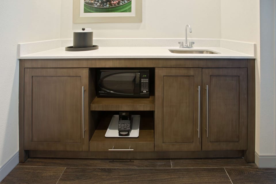 Studio, 1 King Bed with Sofa bed, Refrigerator & Microwave (Wet Bar) | Private kitchen | Fridge, microwave, coffee/tea maker