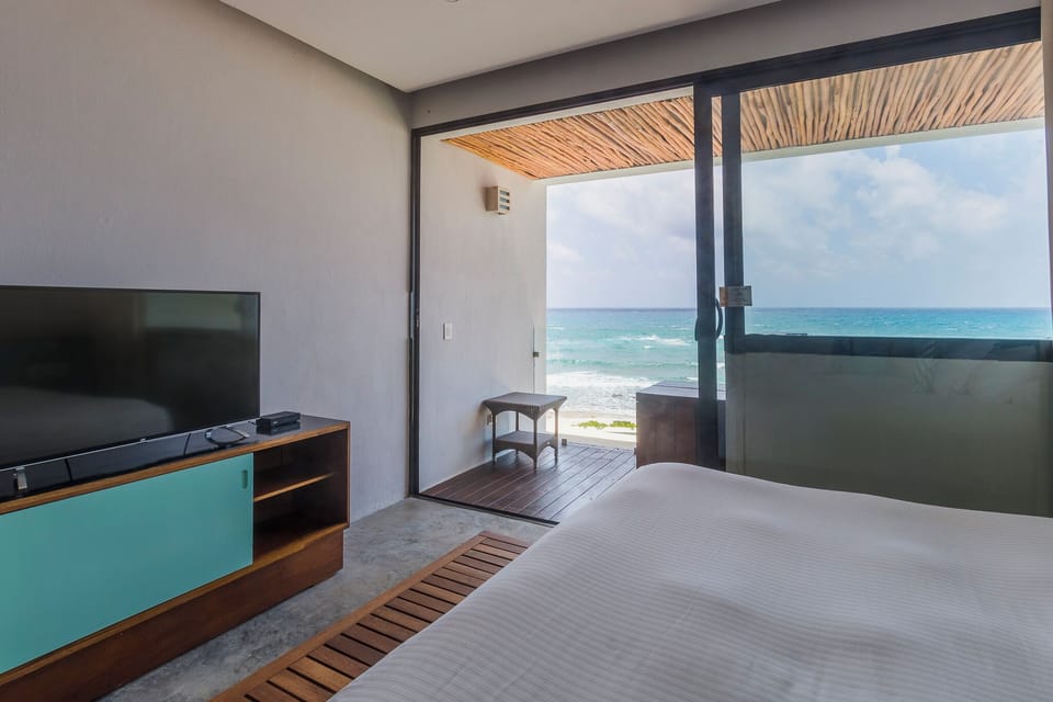Premium bedding, in-room safe, blackout drapes, free WiFi