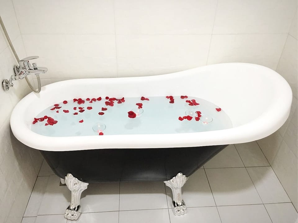 Double Room | Deep soaking bathtub
