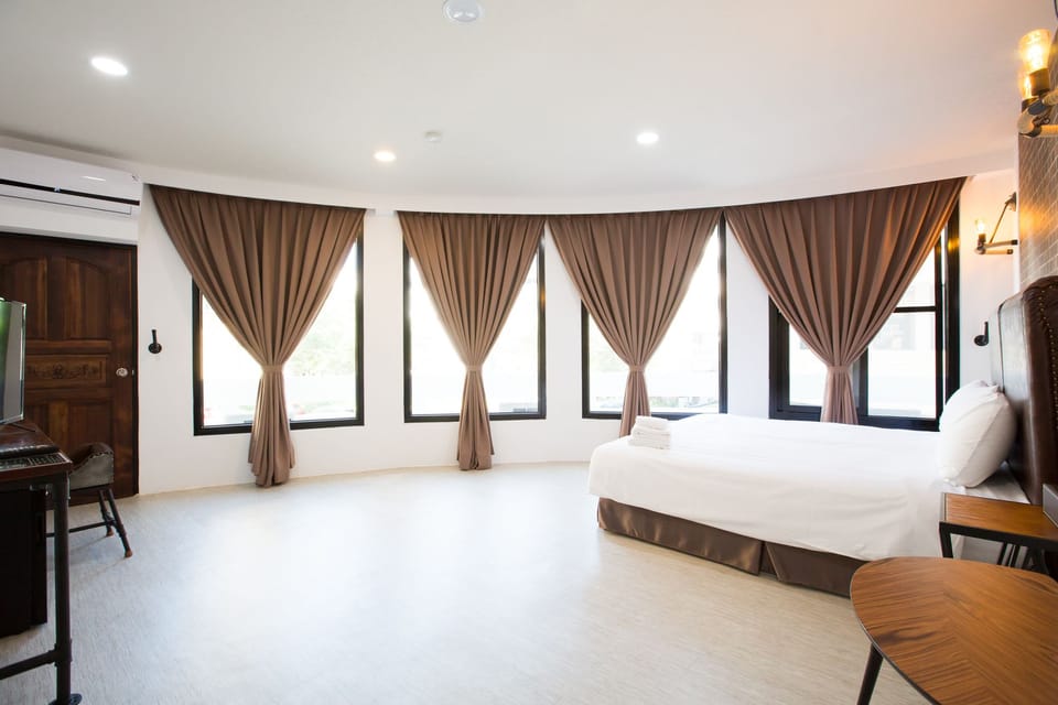 Deluxe Double Room | 1 bedroom, minibar, individually decorated, individually furnished
