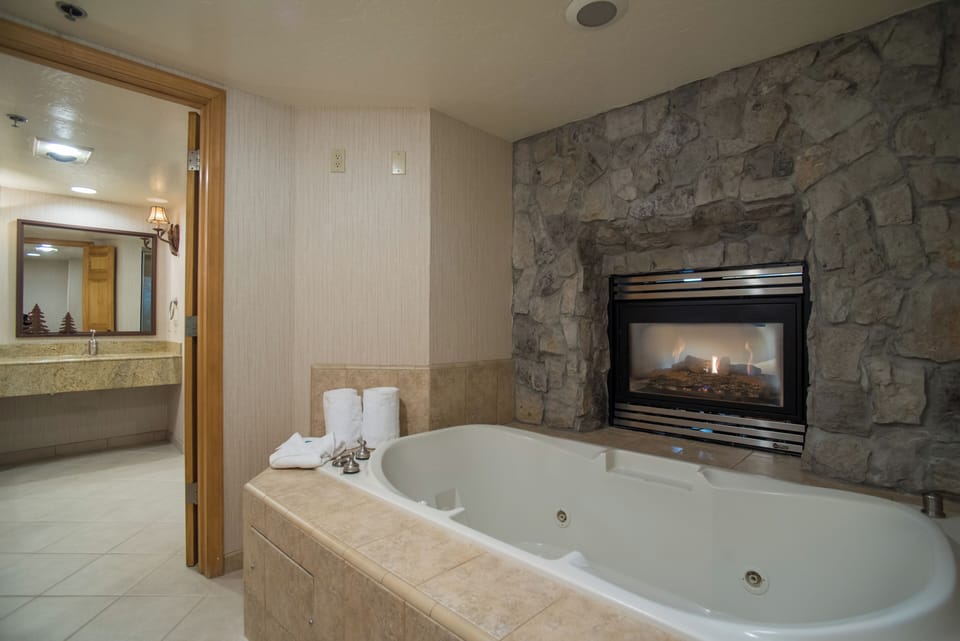 Signature Room, 1 King Bed, Jetted Tub | Bathroom | Towels