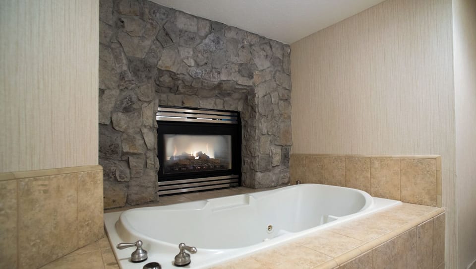 Signature Room, 1 King Bed, Jetted Tub | Bathroom | Towels